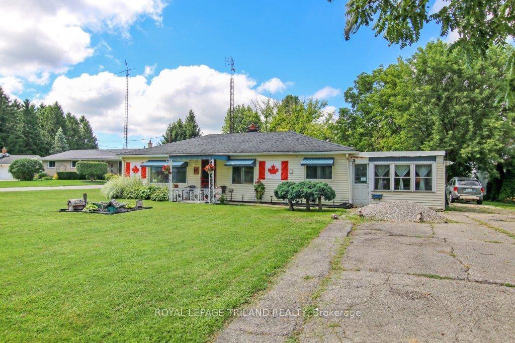 Welcome to 9733 Francis Street, located in small town Shedden, 20 minutes from St.