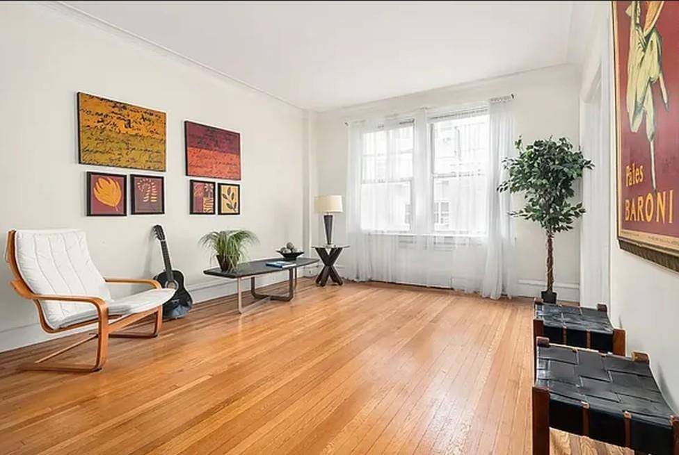 After a hectic day at the office, coming home to Residence 8DE at 136 E 36th Street feels like stepping into your own private cloud.