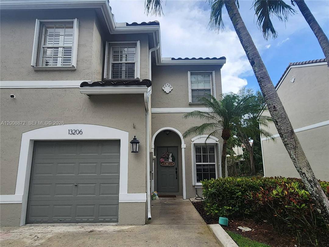 Spacious 3 bedroom 2. 5 bath Corner home with 1 car attached garage in the charming community of Plantation Trace.