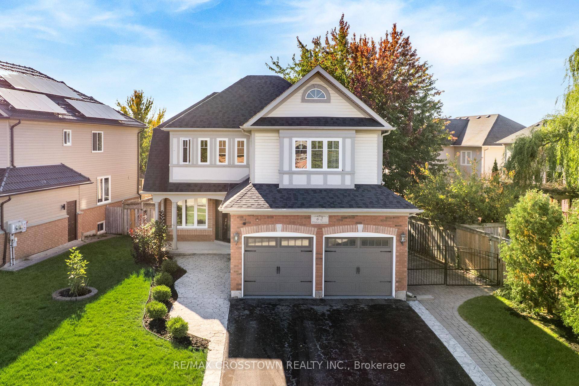 Welcome to 62 Windsor Crescent, a spacious 4 bedroom home in Barries sought after Innis shore community.