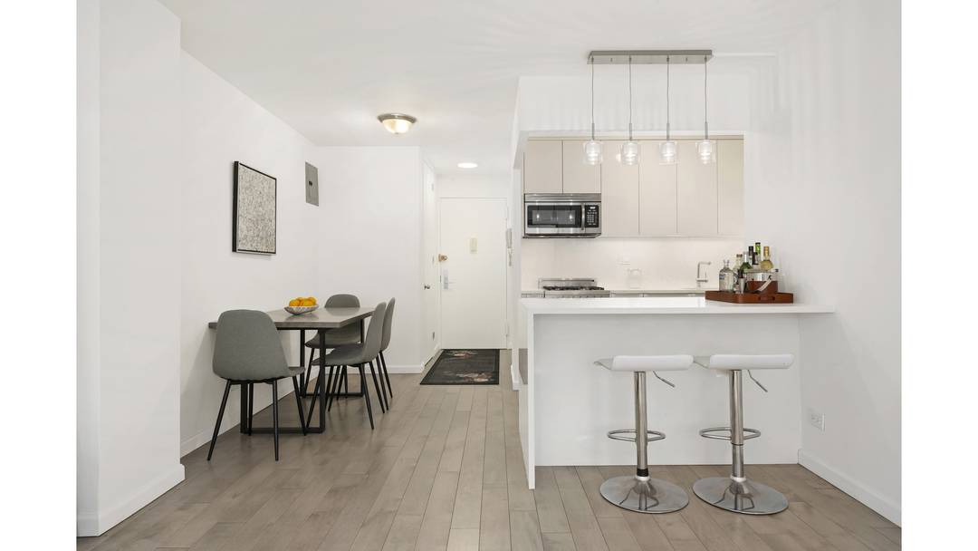 Rare Opportunity at 16 West 16th Street Combine 6ES 6FS A rare opportunity awaits at 16 West 16th Street with the offering of two adjacent residences, 6ES Alcove Studio and ...