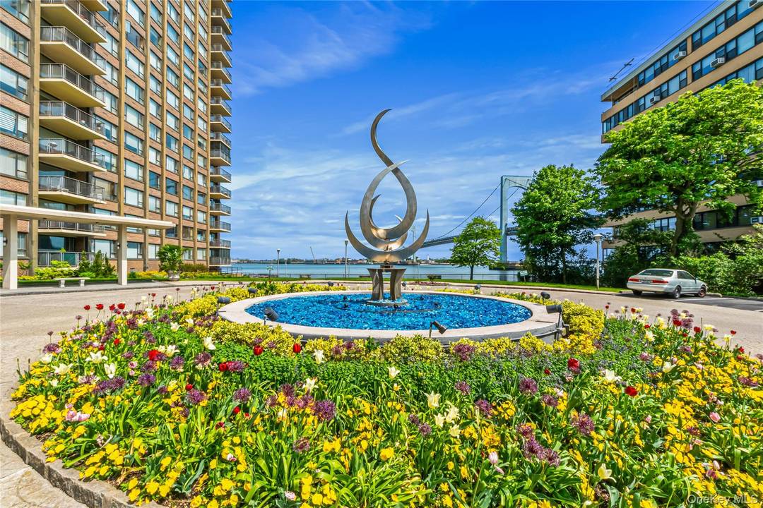 Beautiful 2 bedroom 2 Bath unit in the full service, luxury waterfront building, Cryder House.