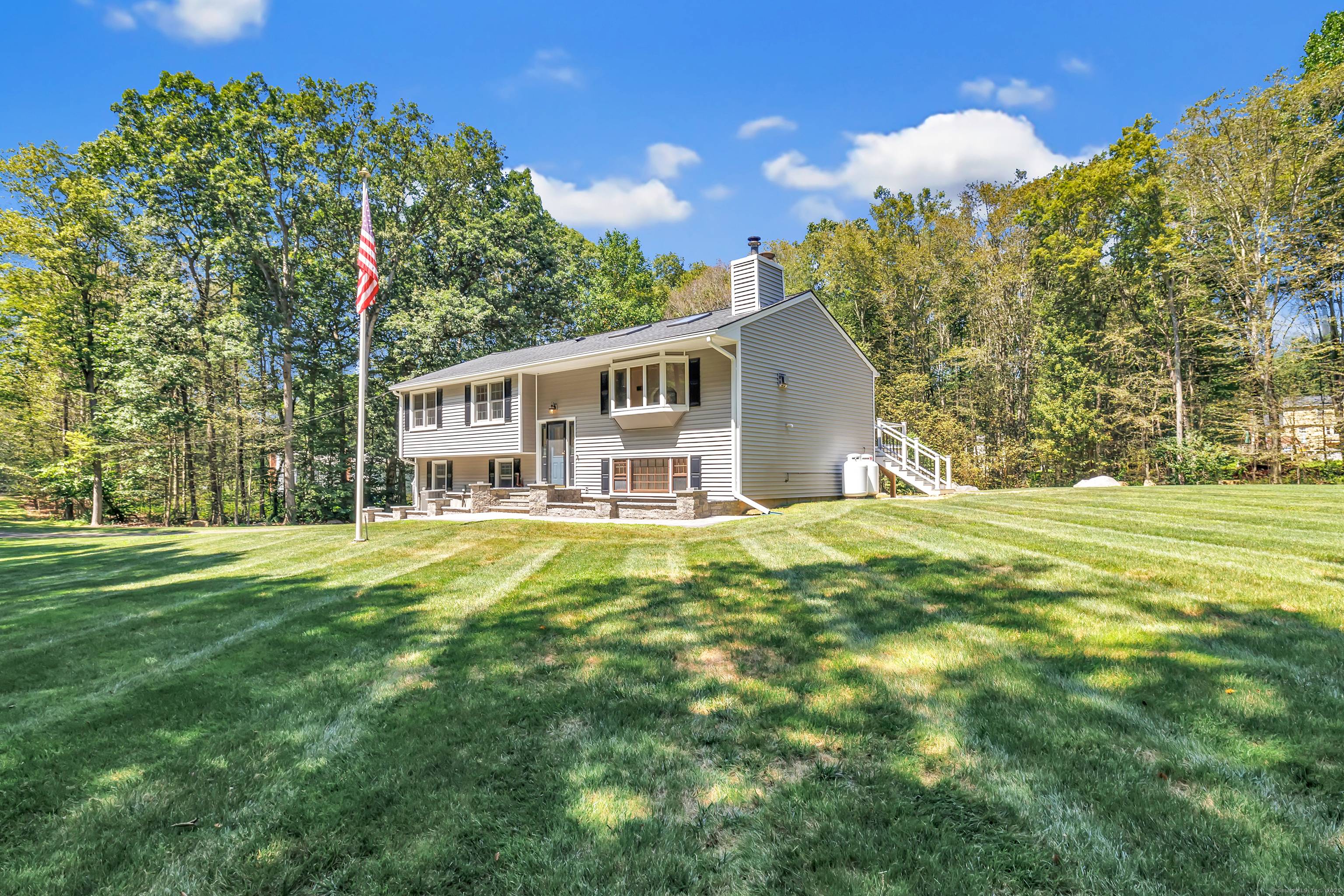 Located in the charming and picturesque town of Oxford, this exquisite 3 br 2.