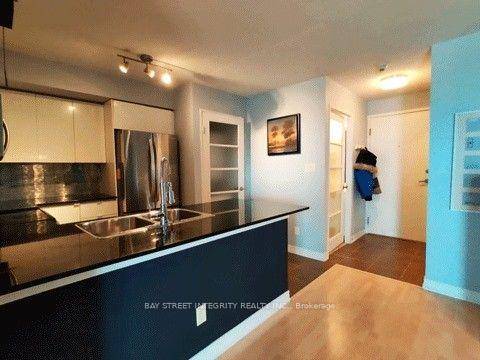 Amazing 2 bedroom 2 bathroom condo in the heart of the vibrant Bloor St W area.