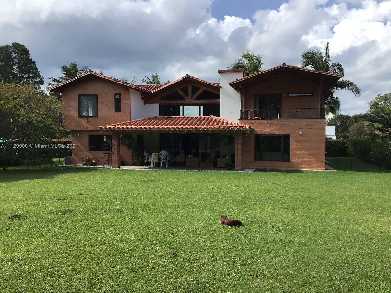 A Beautiful Property in the exclusive area of Llanogrande, Rionegro Antioquia in excellent move in conditions.