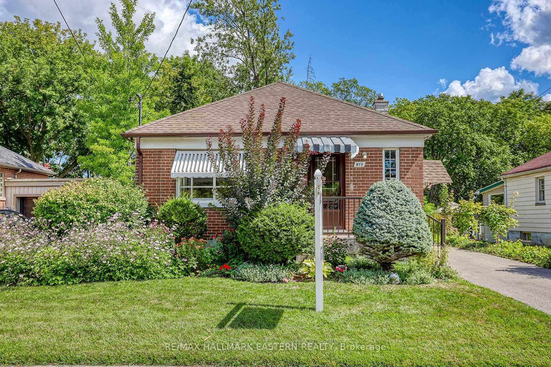 Welcome to the charming 875 Grierson St !