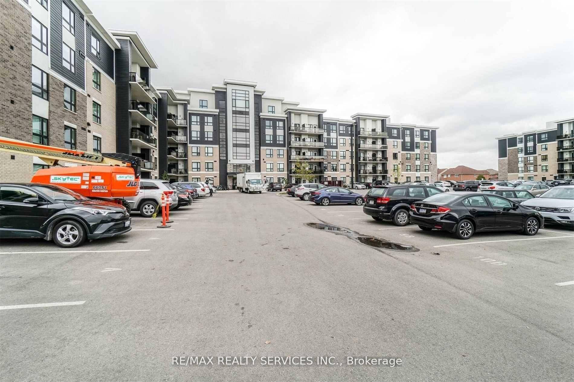 Modern and sun filled condo in Miltons prime Beaty neighborhood !
