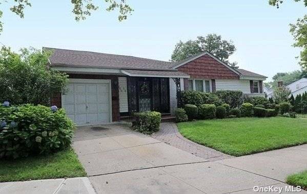 Full newly renovaten, 4 Bedrooms, 3 Full bathrooms, brand new central air conditioning system, 8 minutes drive to flushing.