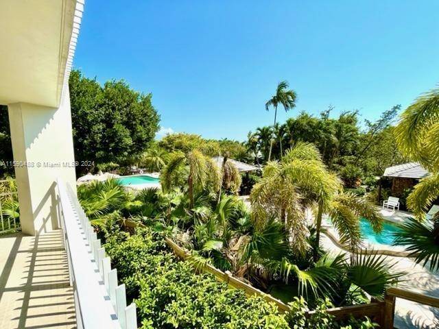 BACK ON THE MARKET, CHARMING, COZY amp ; SPACIOUS FULL 2 2, CLOSE TO THE POOL AREA W EASY ACCESS TO THE AMENITIES !