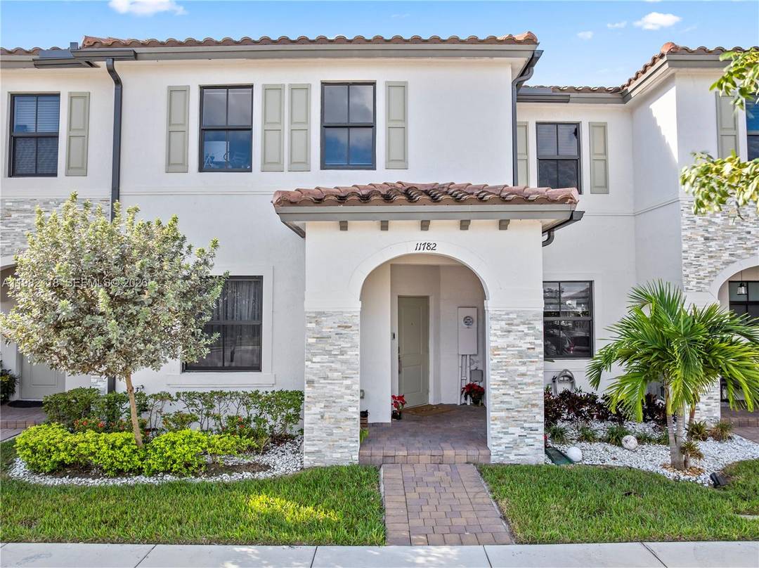 Discover your cozy villa home in the desirable Corsica community !