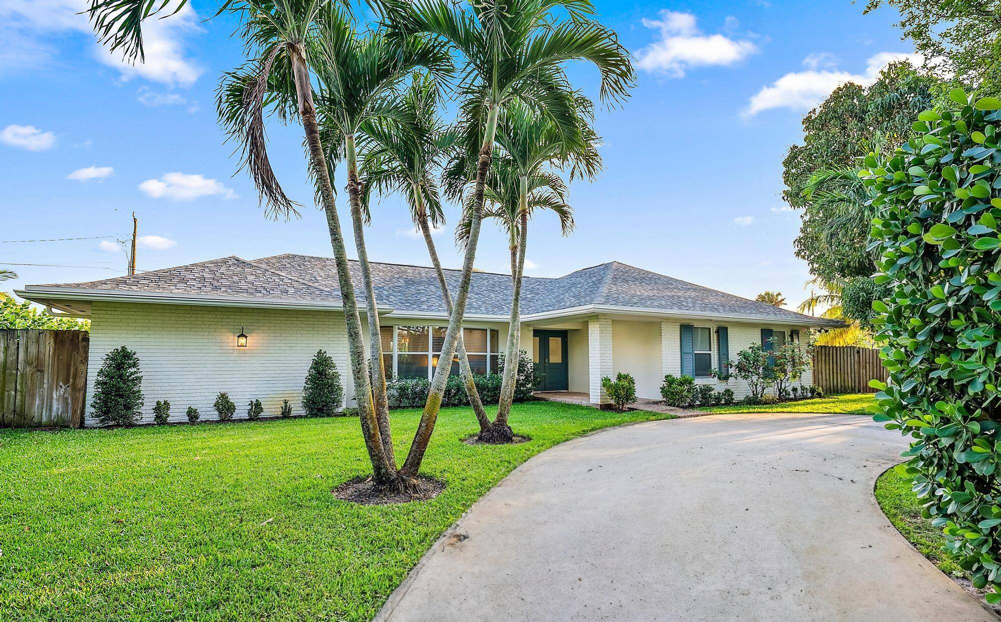 Discover your IDEAL annual rental in the heart of Tequesta !