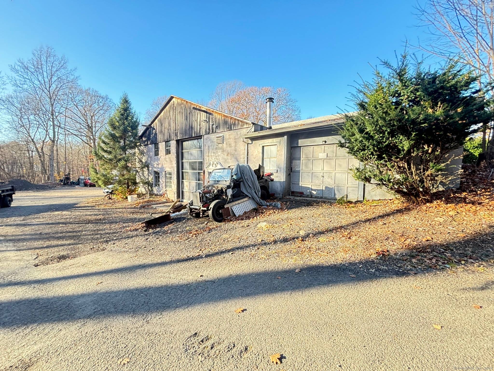 9300 square feet warehouse building with 4 5 tenants, located on 4.