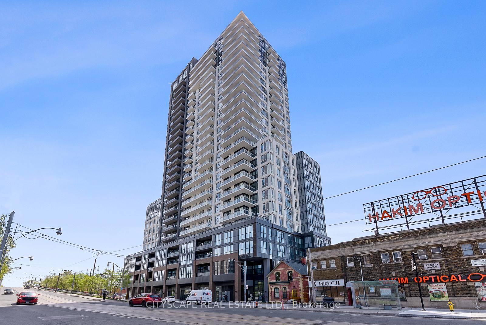 Experience the best of urban living sparingly lived modern and spacious 3 bedrooms and 2 full washroom Condo unit, in a near brand new condo BUILDING, offers a functional layout ...