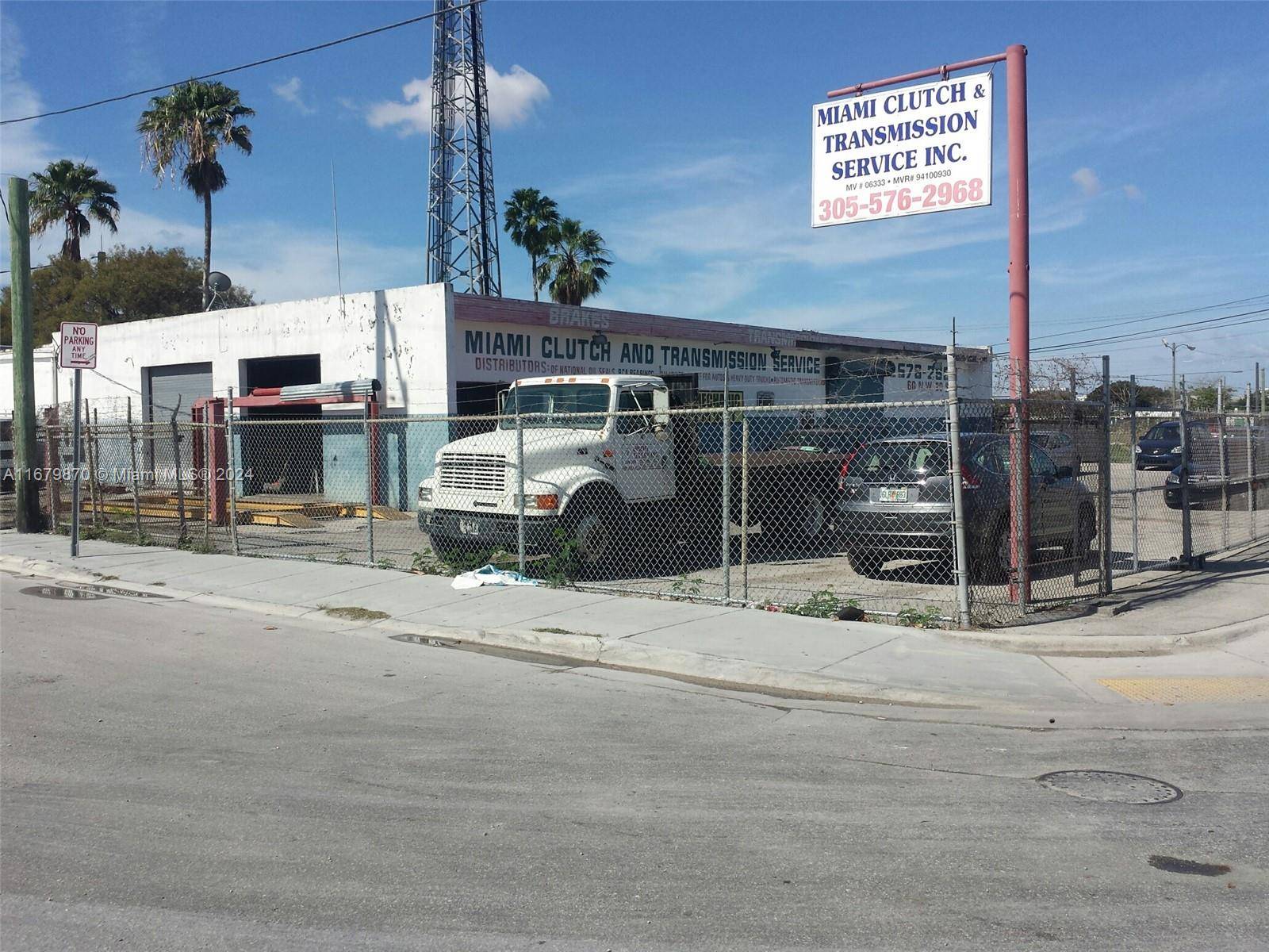Great location, 125' front and corner Lot in Wynwood NRA, 15000 ft lot with 5200sqft warehouse.