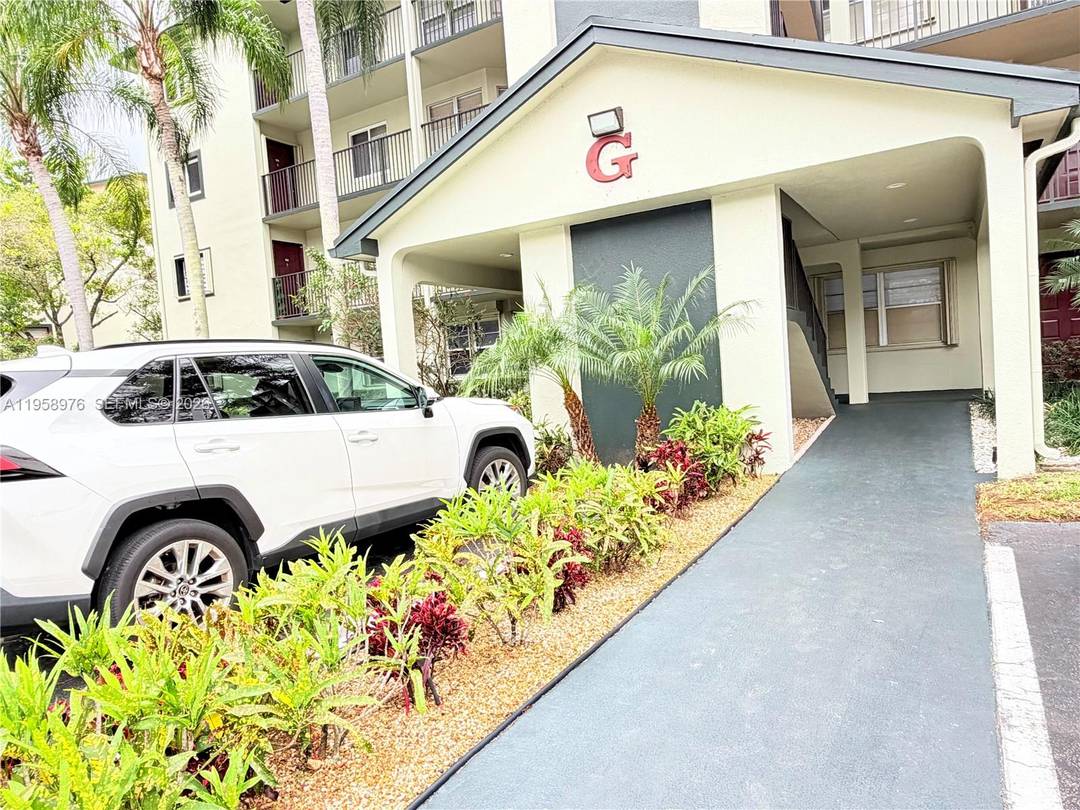 CORNER UNIT ON THE FIRST FLOOR VIOLET MODEL 1, 384 SQ FT.