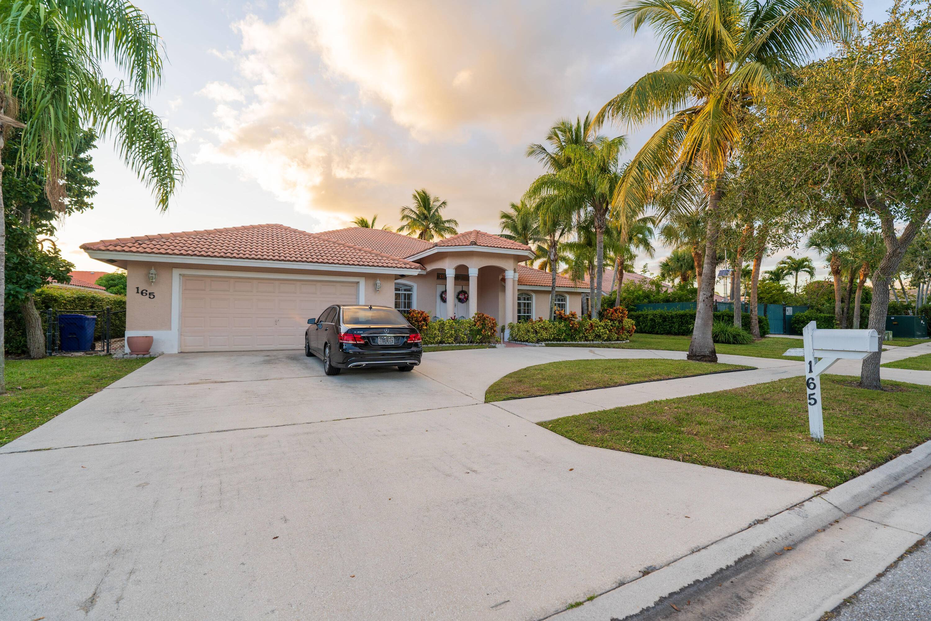 Welcome to the dream oasis in the heart of Royal Palm Beach !