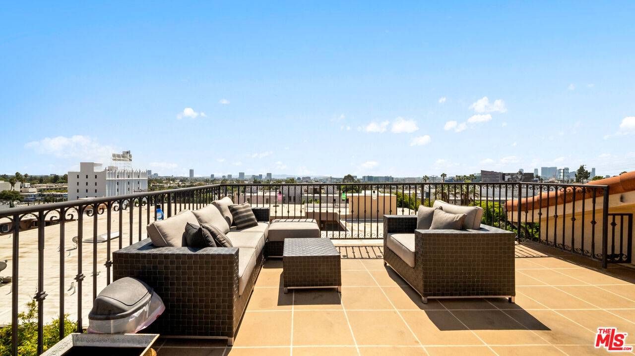 1146  HACIENDA PL 3.0 Sunset Strip LA