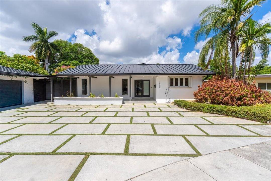 Fully renovated 6 bedroom residence in the Aventura area offering expansive spaces, abundant natural light, and a layout designed for comfort and privacy.