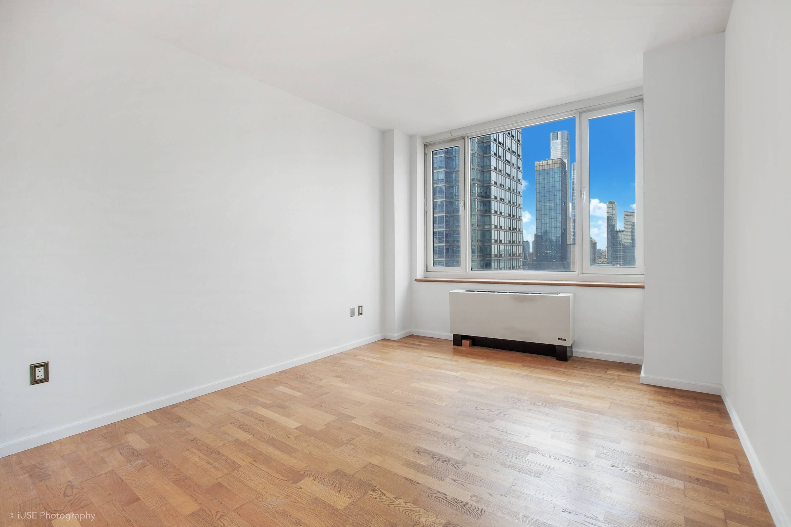 Beautiful Unfurnished South Facing 1 Bedroom with Dining Alcove AVAILABLE IMMEDIATELY Sorry NO Pets amp ; NO Flex Walls This luxury apartment has it all.