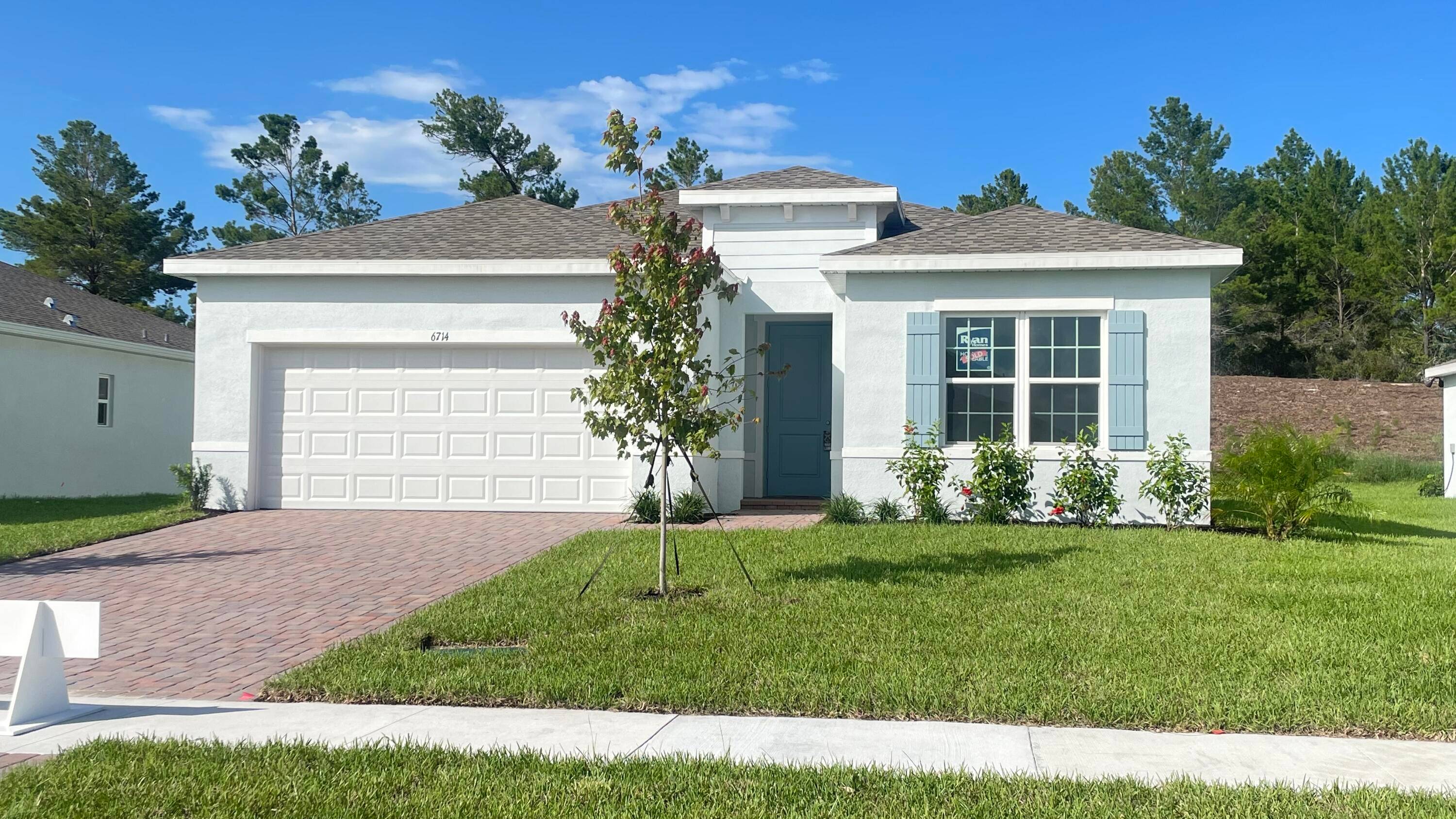 BEAUTIFUL FURNITURE IN HOUSE AND NICE LOCATION IN VERO BEACH, CLOSE TO BEACH, DOWNTOWN VERO BEACH, SUPERMARKET, RESTAURANT.