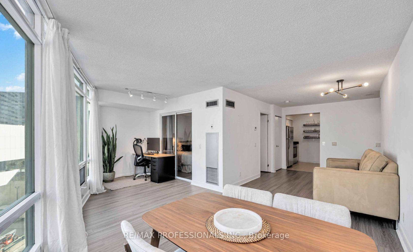 Beautiful Sun drenched 1 1 Bedroom Condo In The Heart Of Downtown Toronto Offers The Perfect Blend Of Comfort And Urban Convenience.