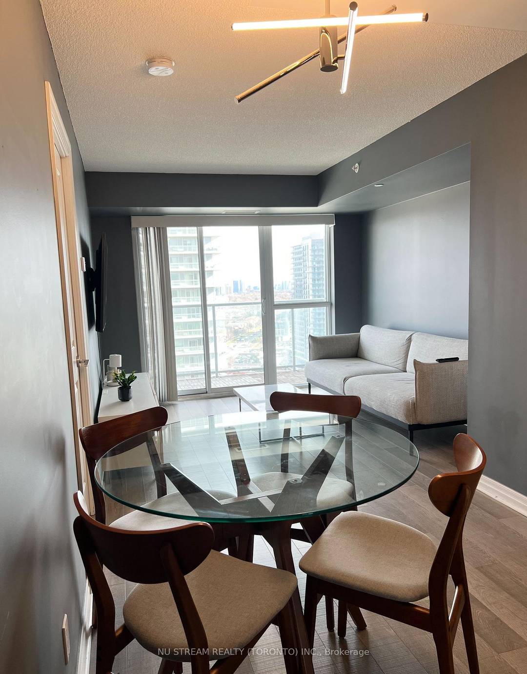 Fully Furnished and in Move in Ready !