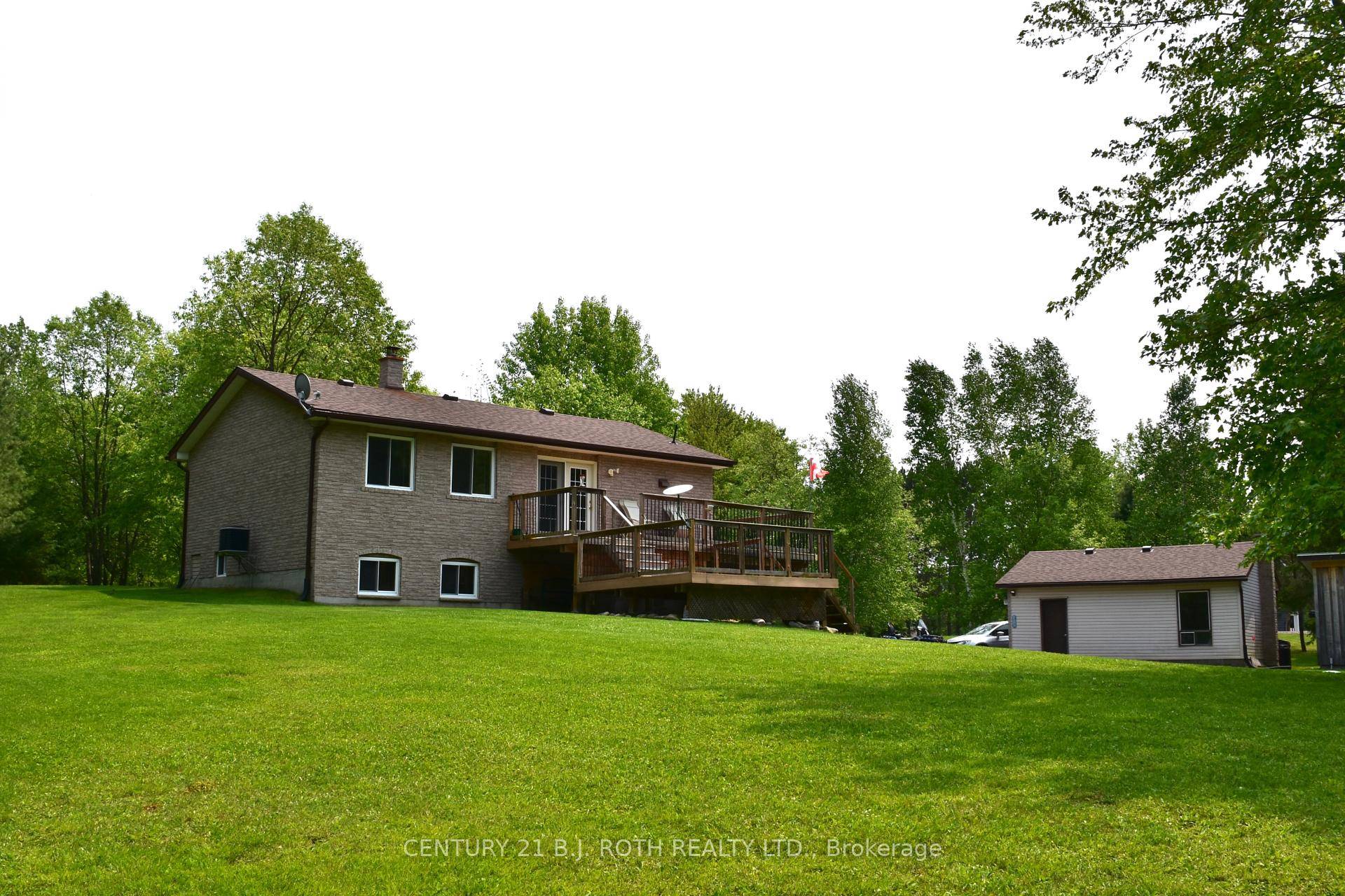 Welcome to your serene retreat on Commanda Lake, just 15 minutes from Restoule and 45 minutes from North Bay.