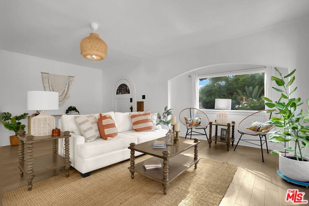 632  N Mariposa Ave 4BR Mid Wilshire La