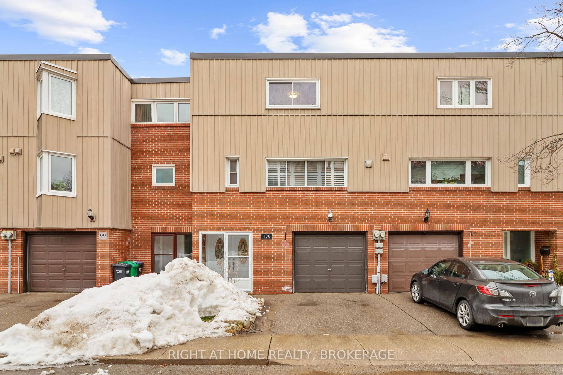 Nicely updated 3 bed 2 bath townhome located in the family friendly community of Mississauga Valley.