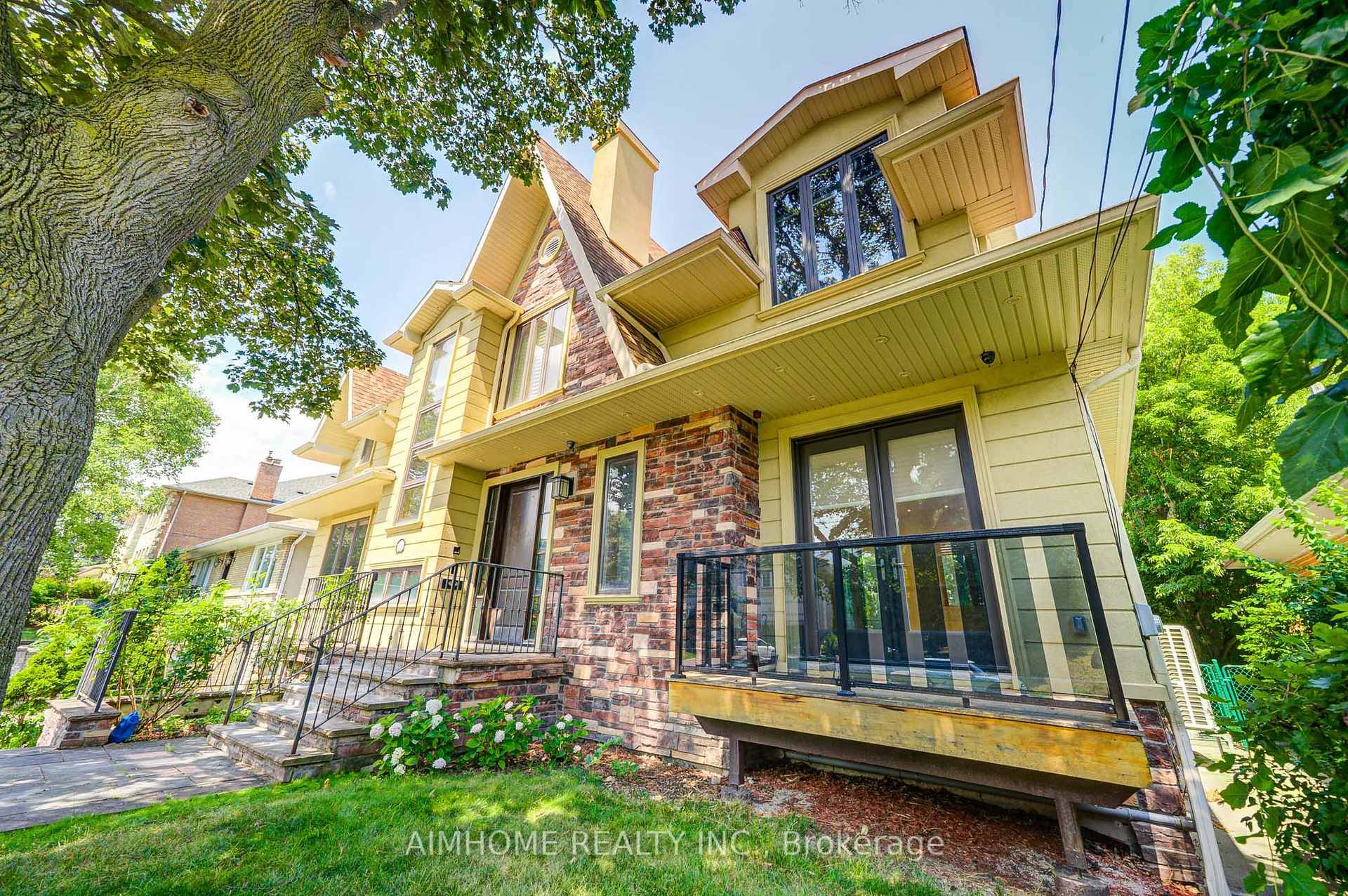 Stylish Luxury High Ceiling 3 1 Bdrms Detached Home ; 4 washrooms, Well Maintained ; Modern Kitchen With Granite Counter ; ; Spacious living room combined with dining room ; ...