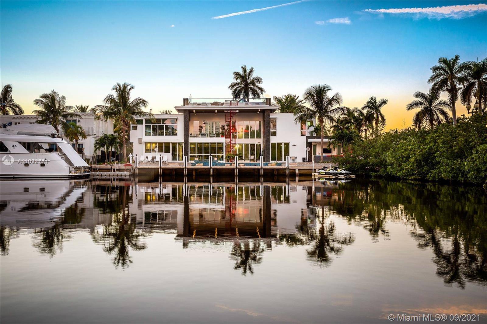 This luxurious and stunning property has 7 beds 7.