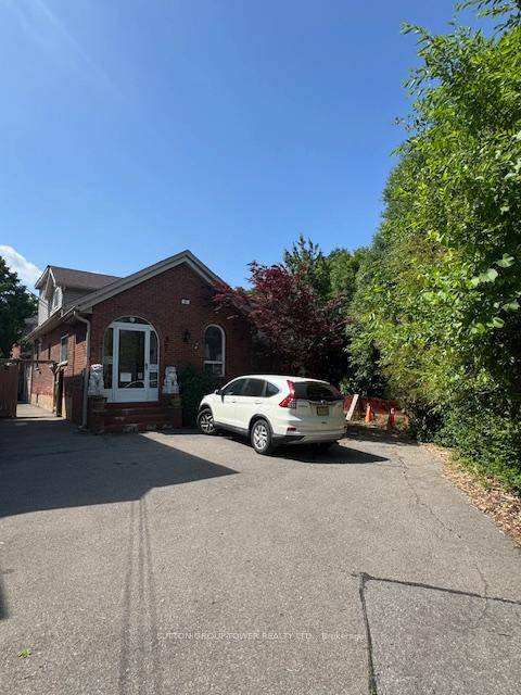 Country Side Living, Private Fenced Side Yard Backs On To Ravine.