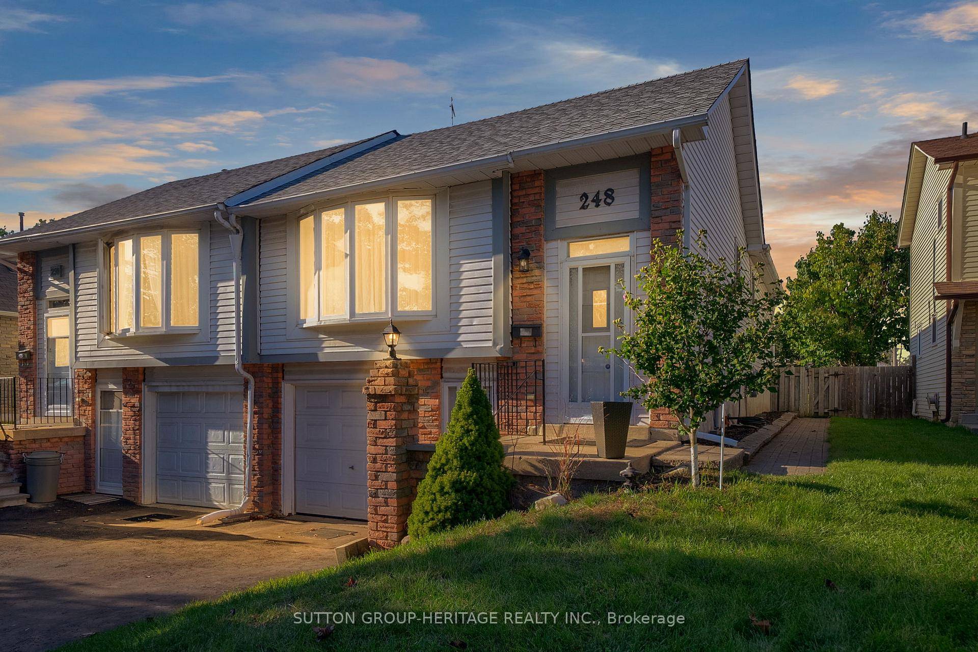 PRIME LOCATION ! BEAUTIFULLY MAINTAINED RAISED BUNGALOW SITUATED IN ONE OF NORTH OSHAWA'S MOST DESIRABLE NEIGHBOURHOODS ON A QUIET CUL DE SAC.