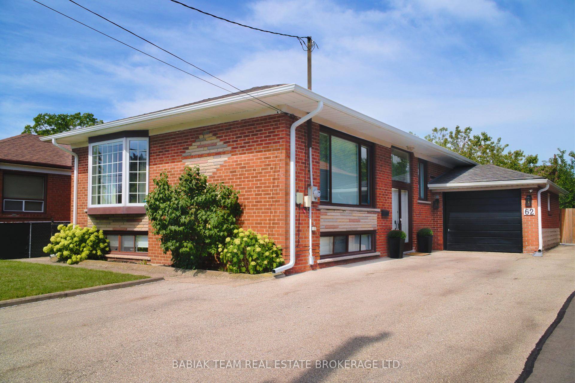 Welcome to this charming brick bungalow, nestled on a spacious 50 x 120 lot in the heart of Rustic near Keele amp ; Lawrence !