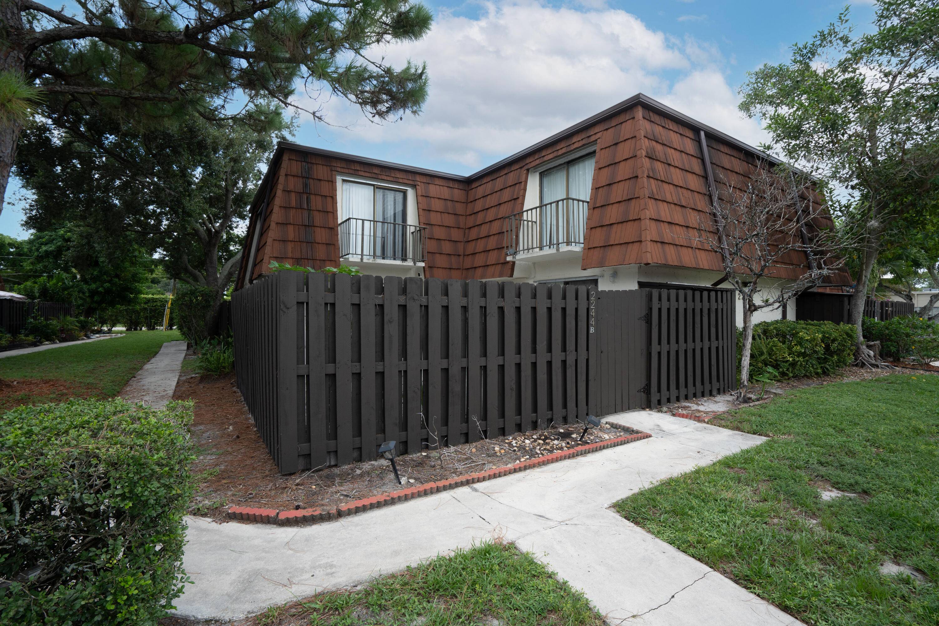 This home is priced to sell and is an excellent opportunity for first time homebuyers to own a piece of Florida.