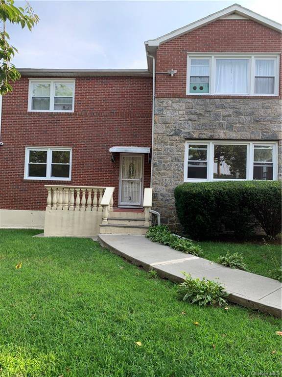Move right in to this Spacious 3 Bedroom 2 Full baths Spacious apartment.