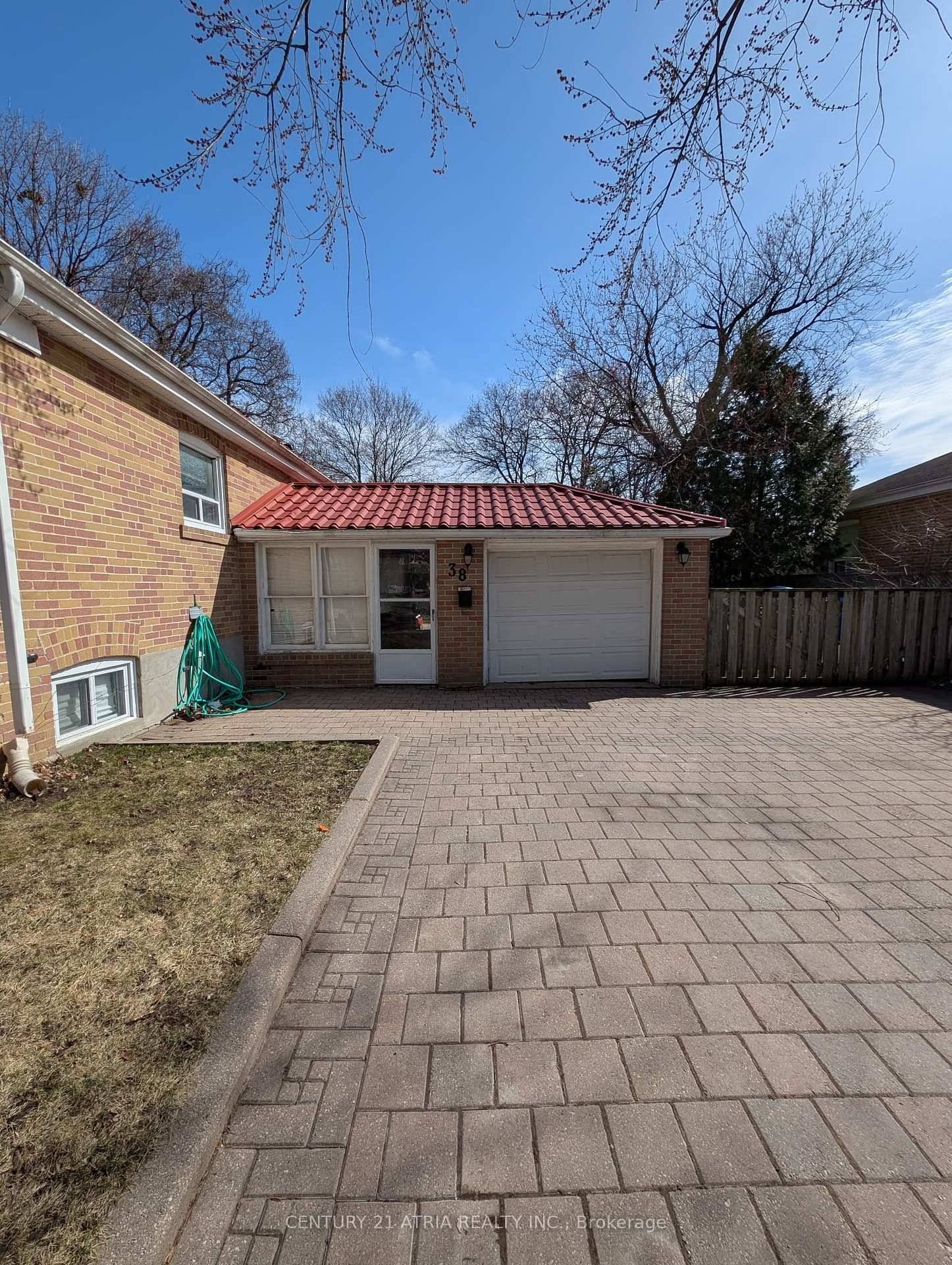 Bright and Spacious Bachelor Suite in a Prime Location !