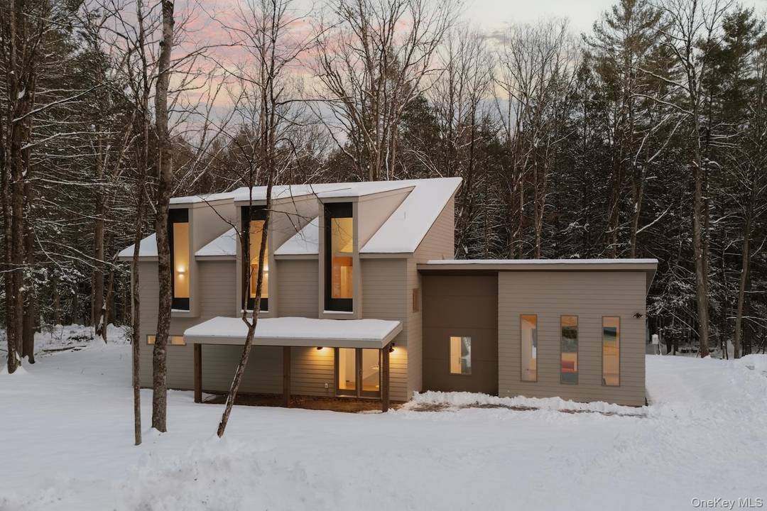 From the creative minds behind Major Jacks and Wishbone, Bear Run is an artful new construction retreat tucked away on nearly 19 acres of meadow and woodland in the western ...