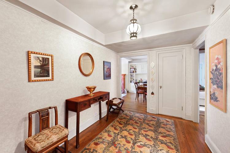 Grand Prewar One Bedroom with Wood Burning Fireplace, and Windowed Eat In Kitchen in Prime Upper East Side This oversized, elegant one bedroom, one bathroom home offers the best of ...