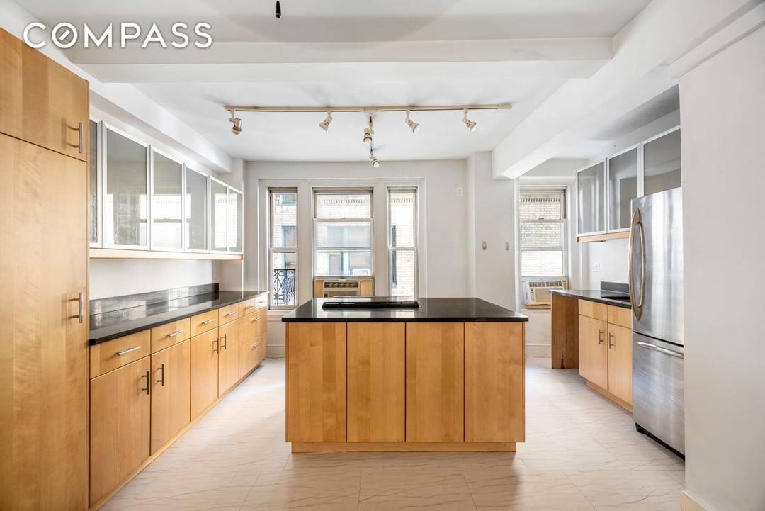 BEST PRICED 2BR IN MIDTOWN WEST !