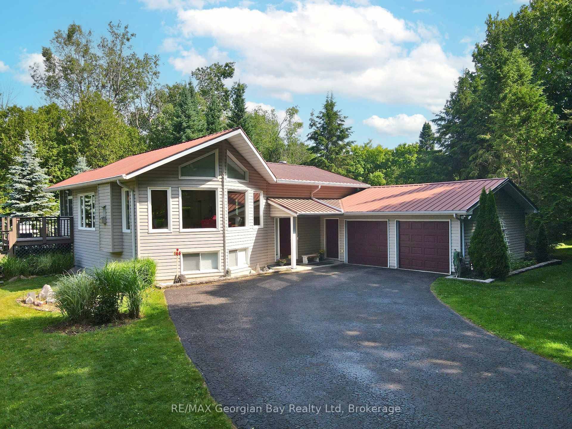 Privacy, Comfort amp ; Charm Welcome to This Beautiful In Town Retreat !