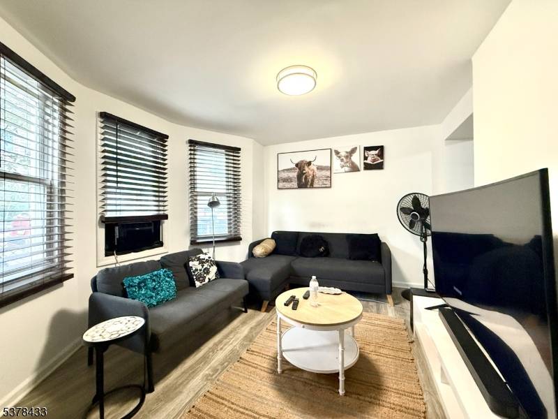 Charming Colonial in Newark !