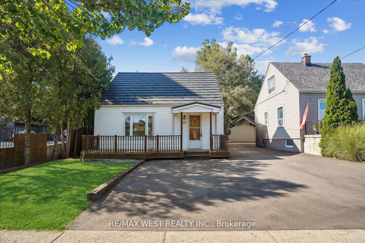 Opportunity Knocks Oakville's Sought After Family Friendly Community Just Steps From The Welcoming, Eclectic And Trendy Vibe Of Kerr Village Prime Chance To Own This Fully Detached Home Conveniently Located ...