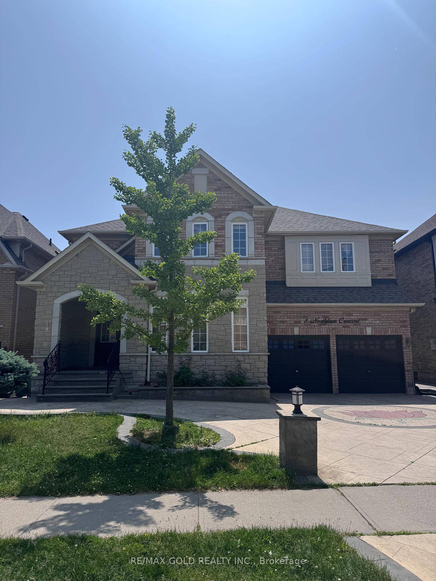 Absolutely Stunning amp ; Impeccably Upgraded 5 Bedroom Detached Home Boasting 3350 Sqft Upper Level In A Highly Sought After Community !
