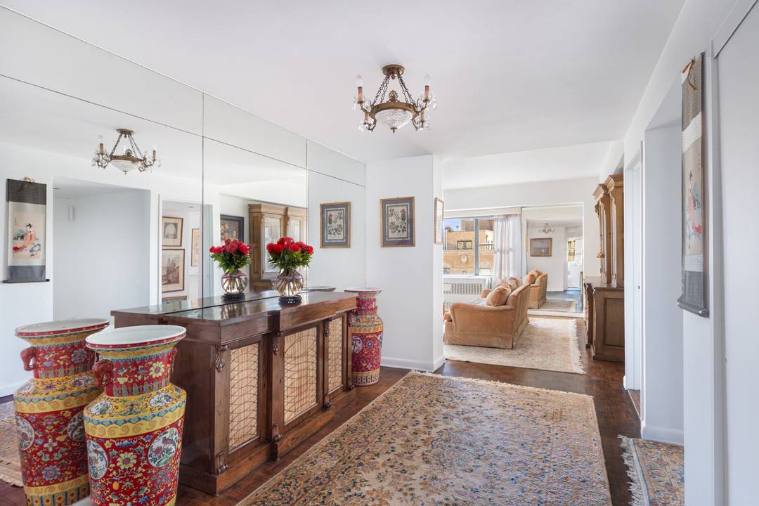 Carnegie Hill 2BR sunny amp ; views Luxuriate in brilliant sunshine and views for miles in this bright, high floor, split two bedroom residence in the heart of the Upper ...