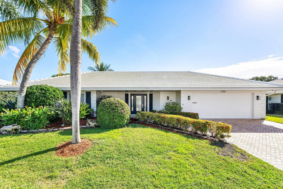 Renovated modern waterfront with your own boat dock and boat lift in your backyard Camino Gardens, Boca Raton4 Bedrooms 3 Baths 85 Ft WaterfrontPrime East Boca Location________________________________________Newly renovated residence nestled ...