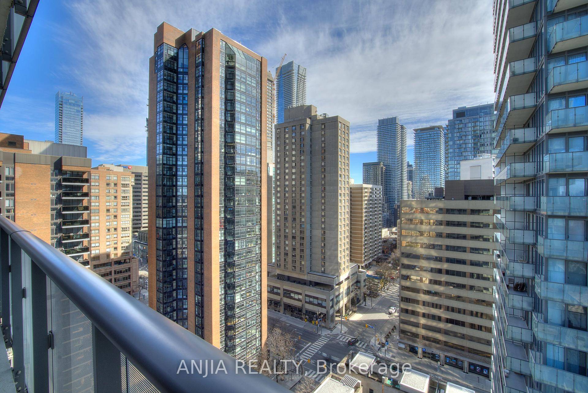 Luxurious U Condo Located In The Centre Of Downtown Toronto !
