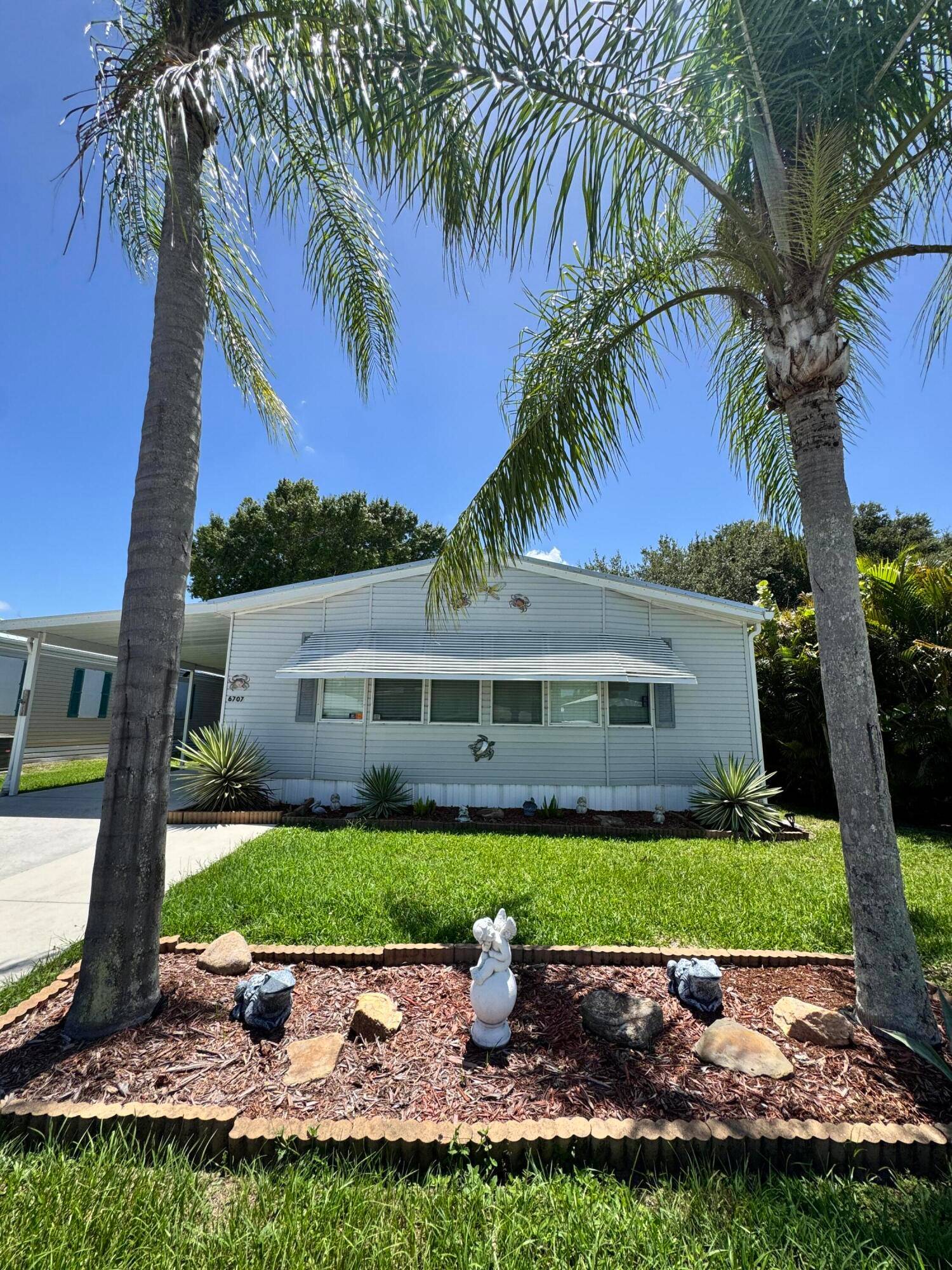 Beautiful 2 bedroom 2 bath home in the desirable 55 community of Spanish Lakes Fairways.