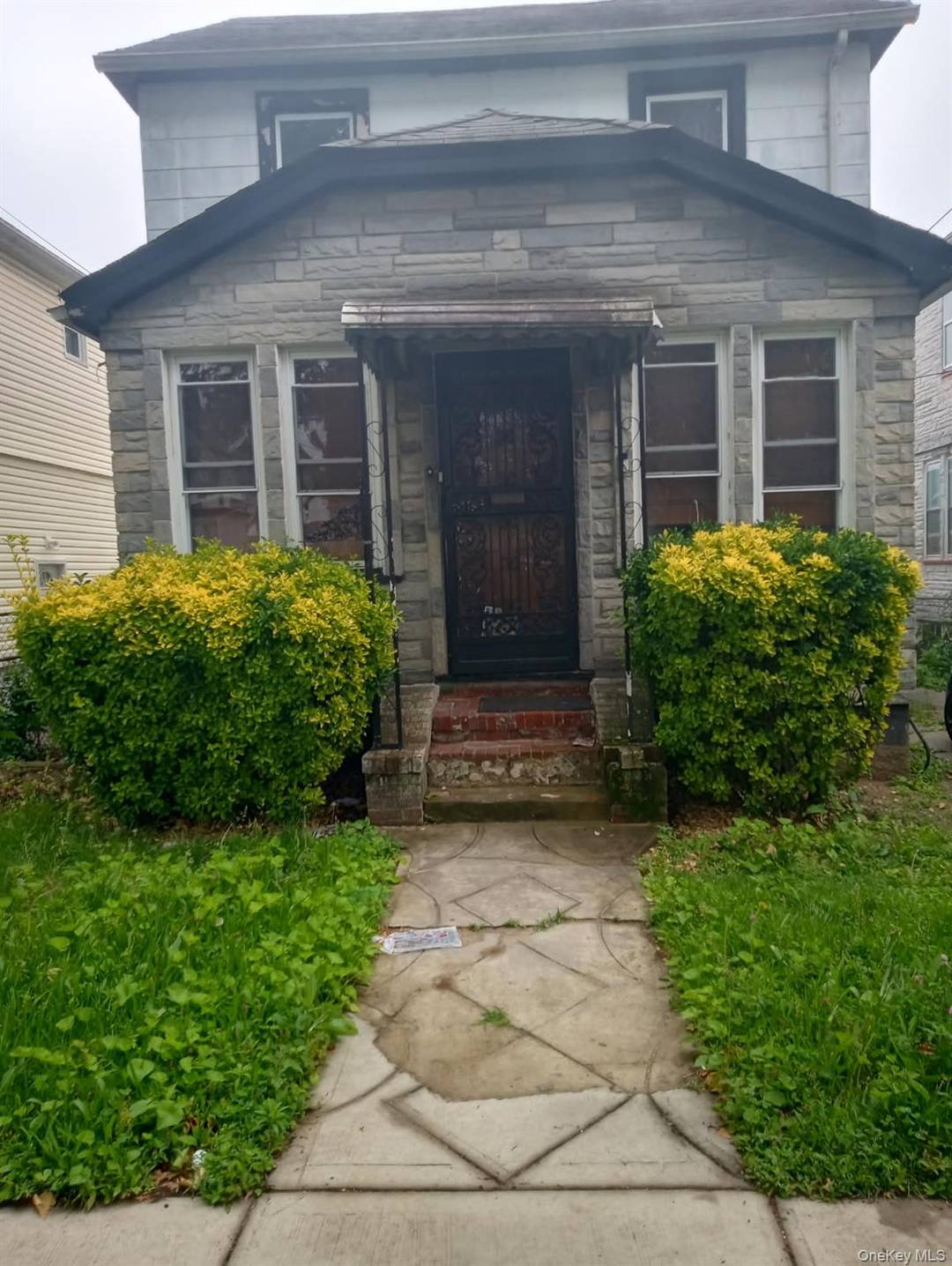 A lovely single family colonial on a lovely block in the sort out Saint Albans, Queen, NY.