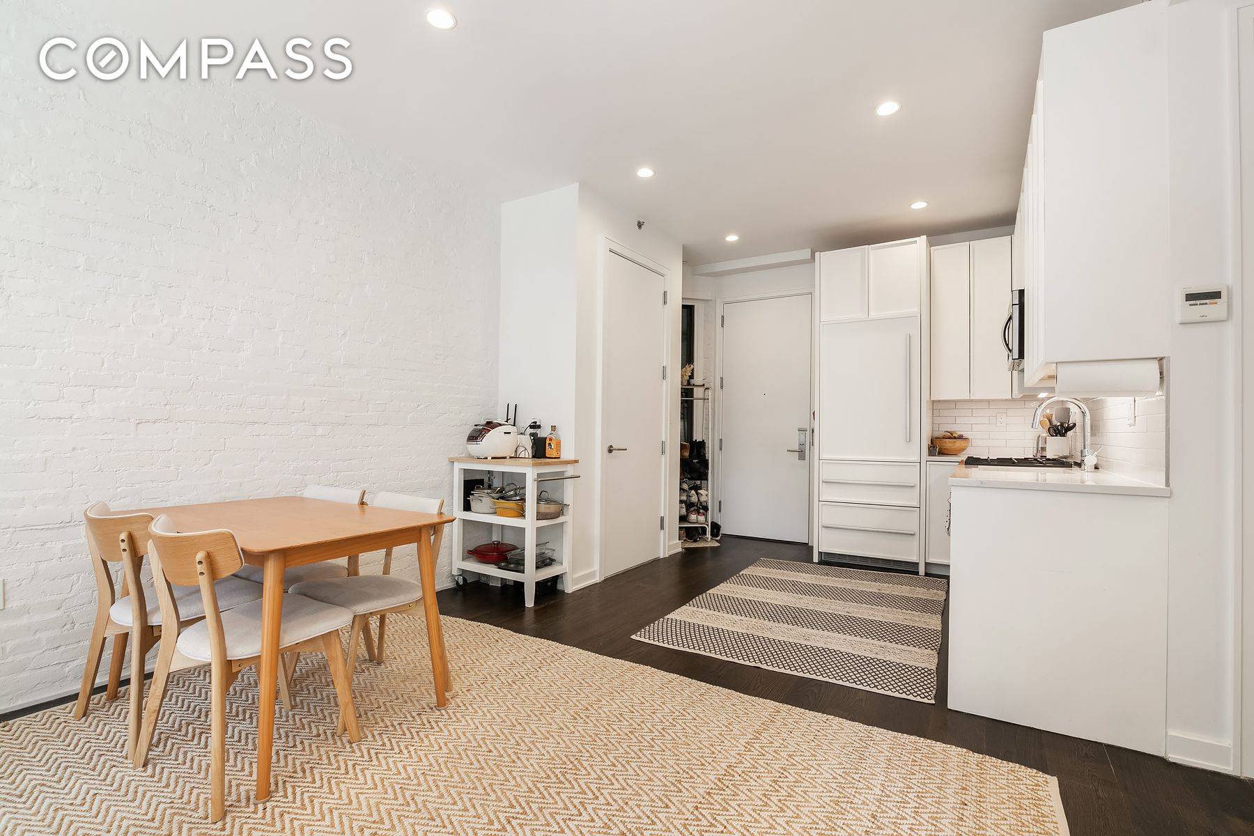 Located in a boutique building, this south facing 1BR Flex 2BR apartment is ideal for new homeowners or investors.